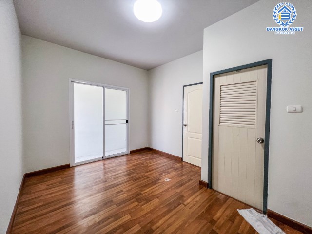 *****ทาวน์โฮมมือสองย่านกรุงเทพฯ ม.ธนาภิรมย์ เพชรเกษม69 เนื้อที่มากถึง 22.2 ตร.ว. ฟังก์ชัน 3 ห้องนอน 5 ห้องน้ำ 1 ที่จอดรถ สภาพสวย ราคาสุดคุ้ม บนทำเลแห่งการเดินทาง ใกล้รถไฟฟ้าสายสีน้ำเงิน "สถานีหลักสอง" และเดอะมอลล์ บางแค จองเลย!